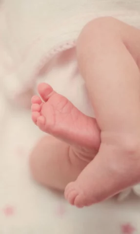 Pies de un bebé sobre una superficie suave y cálida