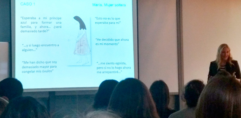 La psicóloga Helga, del equipo médico del CIRH, durante la formación